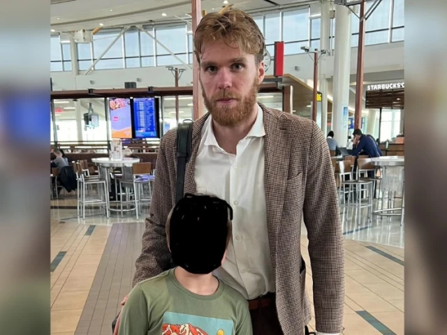 McDavid poses for another awkward airport pic and Oilers fans love it