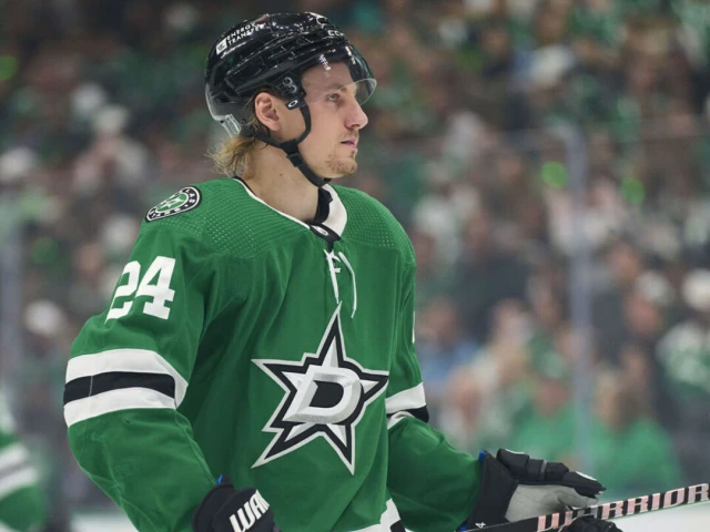 Stars' Hintz returns to lineup for Game 3