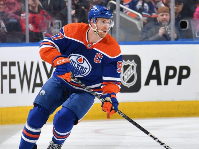 Oilers’ McDavid registers 100th career playoff point with goal in Game 3