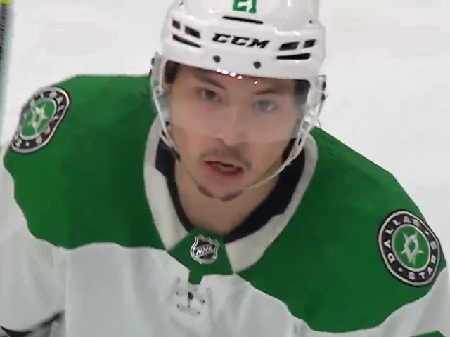 Stars’ Robertson pots two quick goals to snap 10-game drought