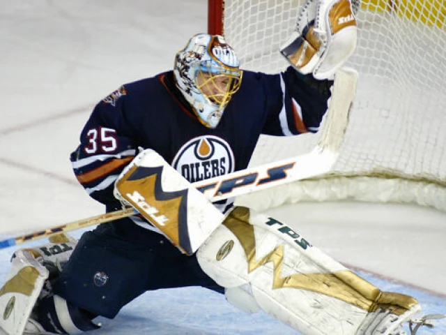 WATCH: Former Oilers goalie Dwayne Roloson pumps up the crowd at Rogers Place