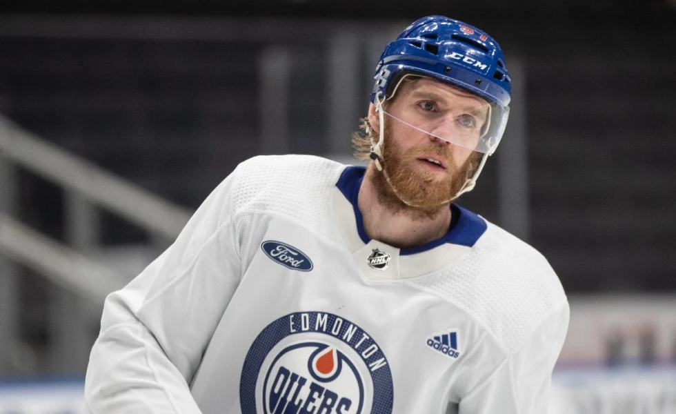 Oilers’ McDavid changes things up, wears all-black suit to Game 3