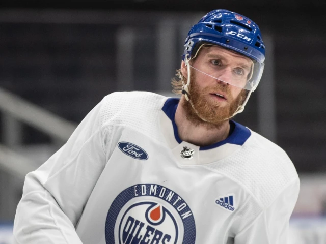 Oilers’ McDavid changes things up, wears all-black suit to Game 3