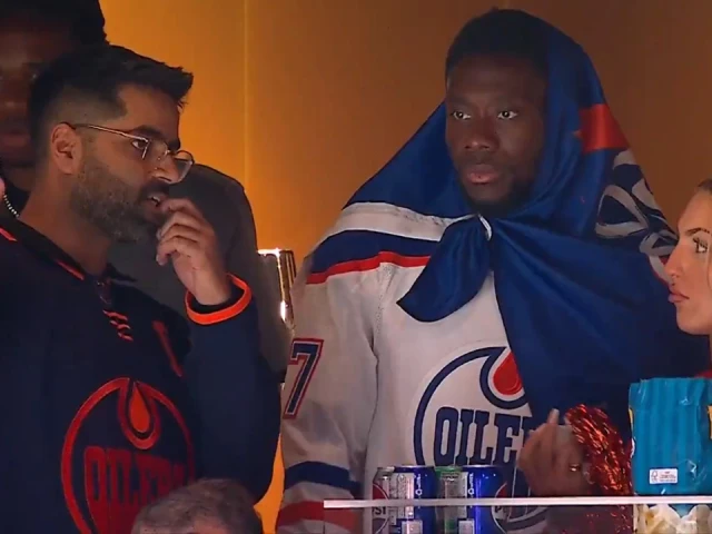 Canada soccer star Alphonso Davies supports hometown Oilers at Game 3