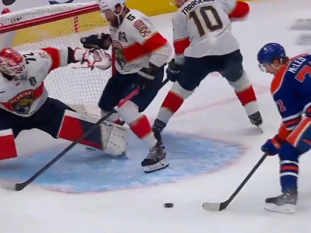 Bobrovsky makes spectacular save on potential equalizer in Game 3