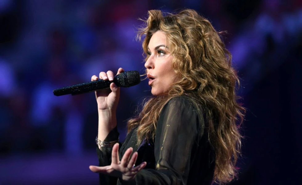 Shania Twain performs, fires up the Edmonton crowd before Game 4 of Stanley Cup Final