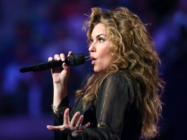 Shania Twain performs, fires up the Edmonton crowd before Game 4 of Stanley Cup Final