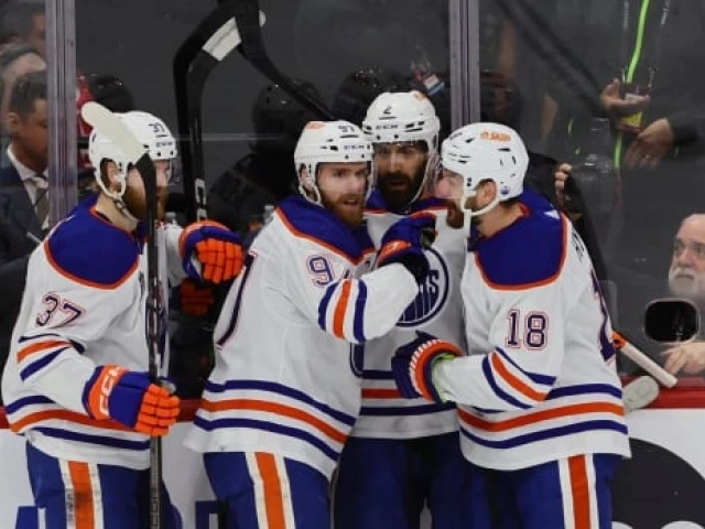 Edmonton Oilers lead 4-2 through two periods of play in do-or-die Game 5