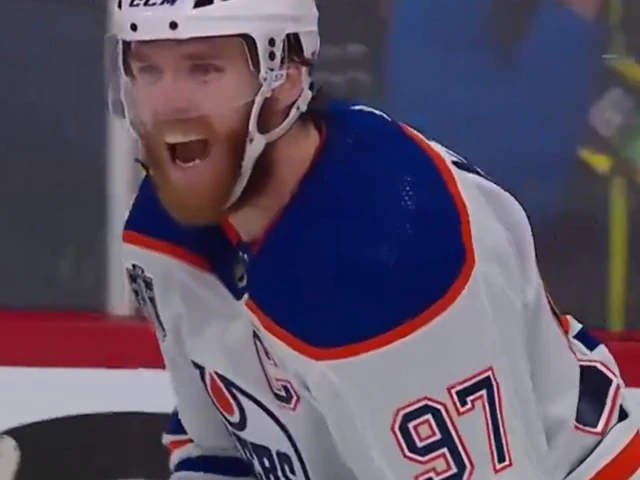 Panthers GM Bill Zito completely loses it and throws a water bottle in frustration after Connor McDavid’s empty-net goal