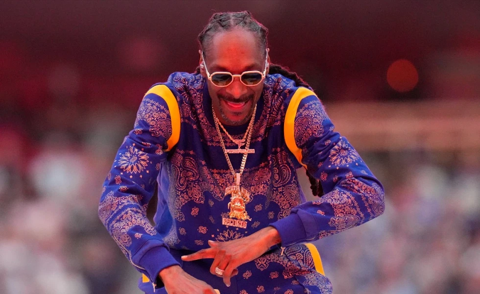 Snoop Dogg reps Oilers sweater at Edmonton concert