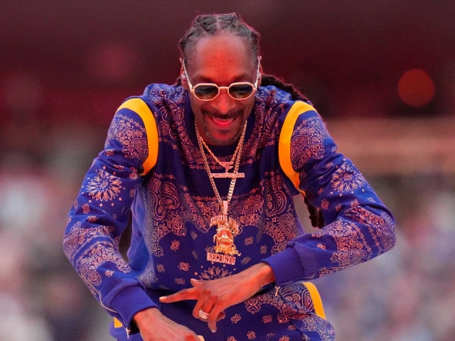 Snoop Dogg reps Oilers sweater at Edmonton concert