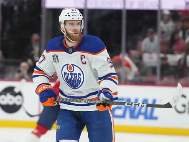 Oilers' Connor McDavid wins Conn Smythe after historic playoff despite Stanley Cup Final loss