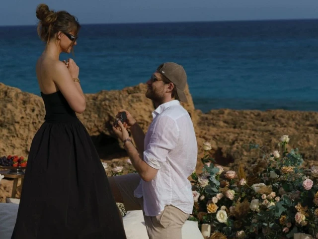 Oilers' Draisaitl proposes to longtime girlfriend on Spanish beach