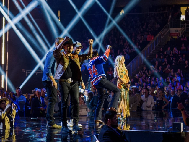 Oilers’ Leon Draisaitl and Corey Perry make appearance at the CCMAs