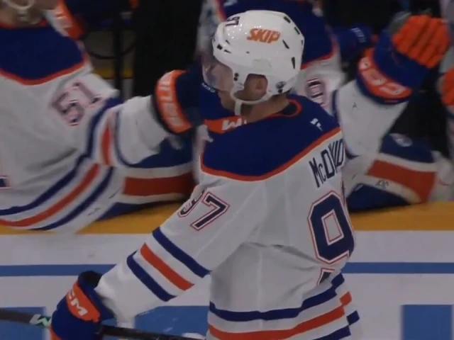 Oilers’ McDavid roofs loose puck for first goal of the season