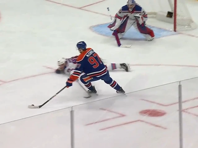 McDavid displays unreal solo effort for his second goal of period