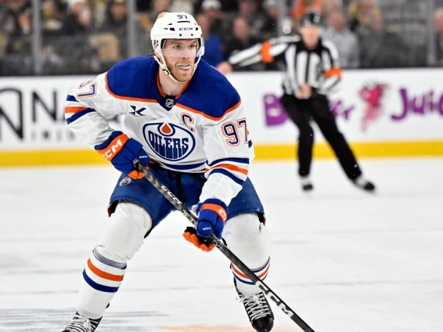 Oilers’s McDavid capitalizes on gift out front after awkward bounce