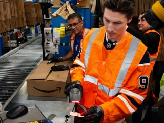 Ryan Nugent-Hopkins teams up with Amazon workers to score food bank donations