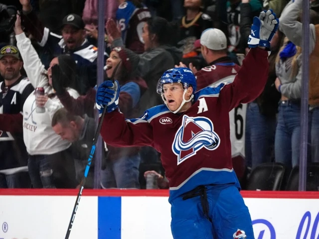 Colorado’s MacKinnon dangles through defence for second goal on the night