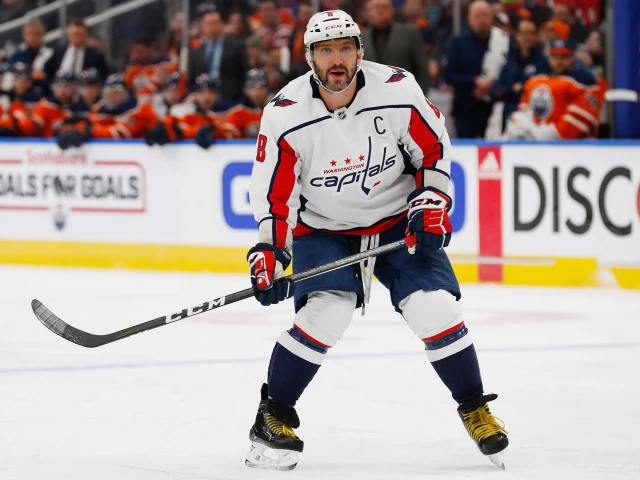 Oilers allow Alex Ovechkin to try on Wayne Gretzky’s glove and stick, pose with jersey