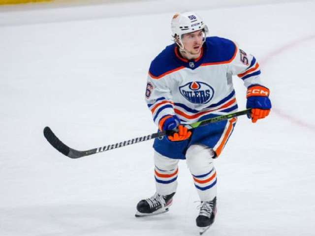 Oilers deal forwards Yamamoto, Kostin to Wings