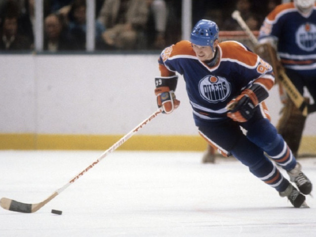 NHL Notebook: Wayne Gretzky’s game-used stick from 1988 Stanley Cup final going up for auction, the Seattle Kraken re-sign Vince Dunn, and more.