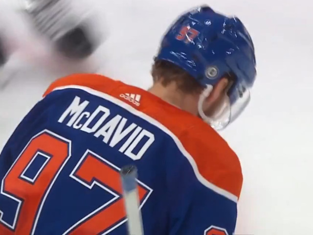 Oilers’ McDavid collects loose puck from scrum to bury his first of the season vs. Canucks