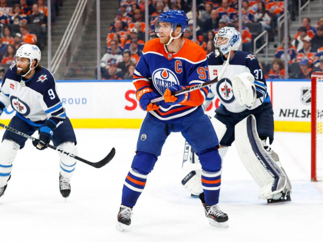 Connor McDavid dealing with ‘muscular’ issue after exiting early in Oilers loss to Jets