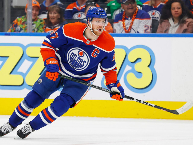 Connor McDavid injured in Edmonton Oilers’ loss to Winnipeg Jets Saturday night