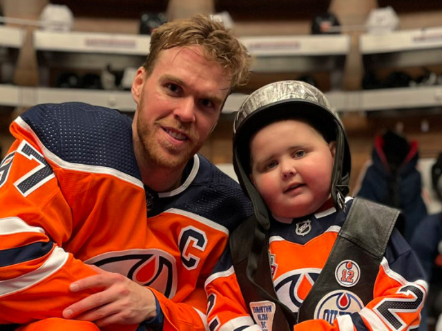 McDavid teams up with Edmonton schools for Ben Stelter fundraiser