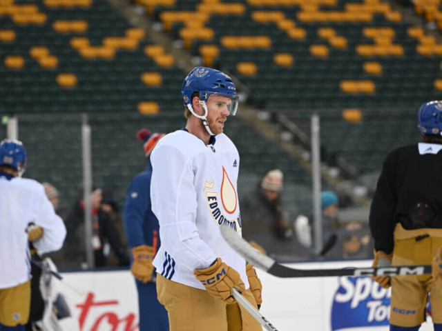 Oilers’ Connor McDavid practices, ‘looked pretty good’ ahead of Heritage Classic