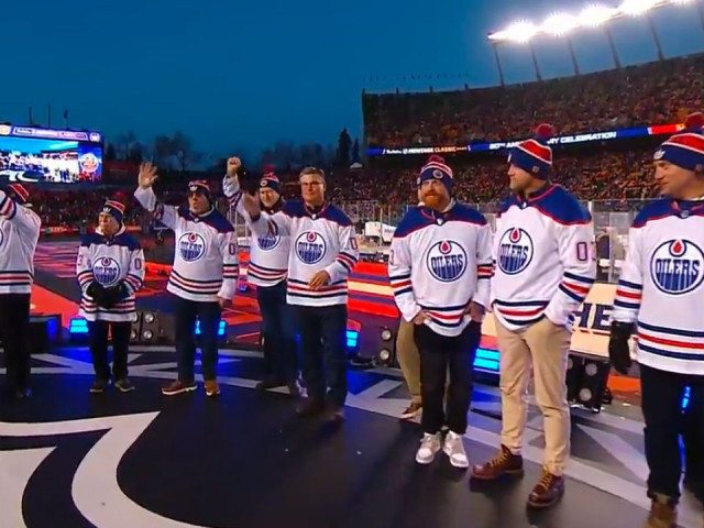 2003 Oilers players and staff honoured at 2023 Heritage Classic