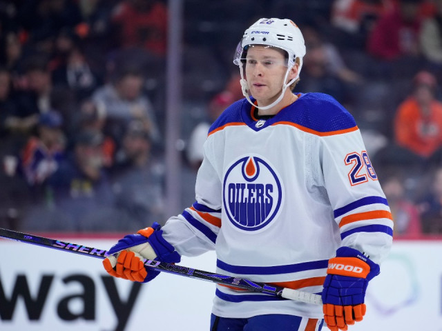 Oilers’ Brown exits with apparent lower-body injury vs. Stars