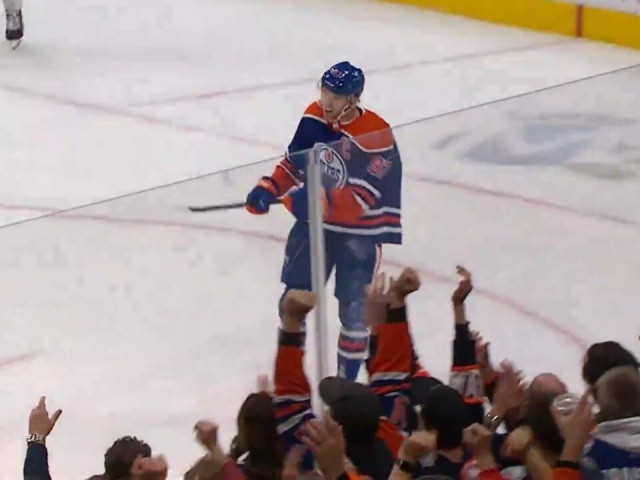 Oilers’ McDavid sneaks in goal off Draisaitl’s beautiful stretch feed vs. Islanders