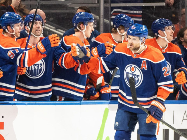 Knoblauch steers Oilers to NHL coaching debut win over slumping Islanders