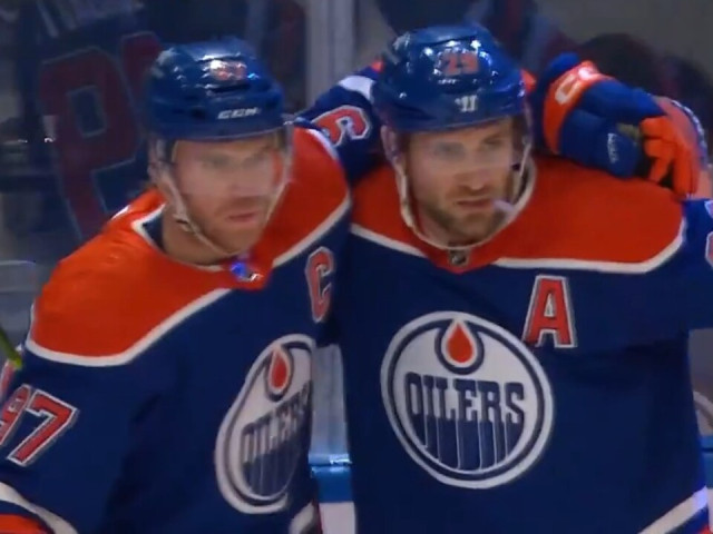 Oilers’ McDavid freezes Kraken’s Daccord before sliding in goal to open scoring