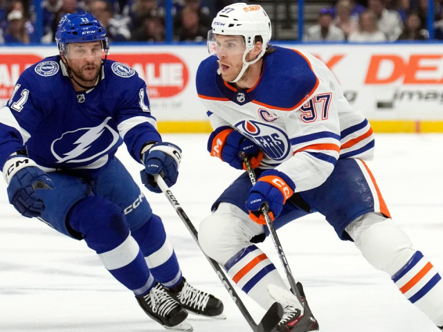 Oilers collapse in third period, get zapped by Lightning