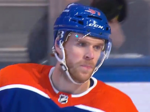 Oilers’ McDavid walks in on the three-on-one and fires his seventh goal of the season