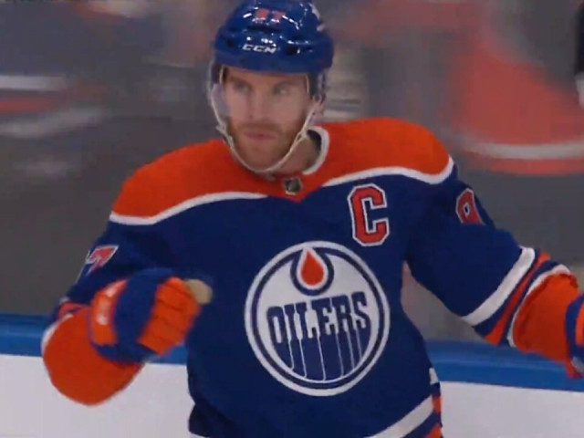 Oilers’ McDavid dekes around Thompson to tuck in breakaway goal