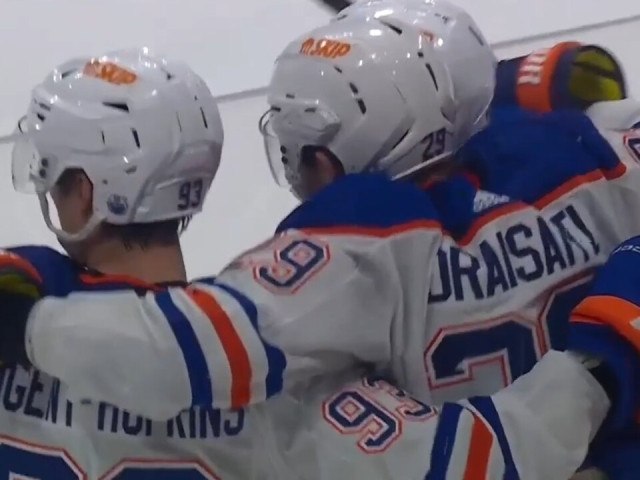 Draisaitl unleashes a one-timer to give the Oilers the lead late in the third period