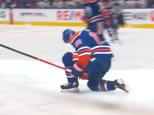 Oilers’ Hyman spins and crashes the net to wrap it around Kochetkov