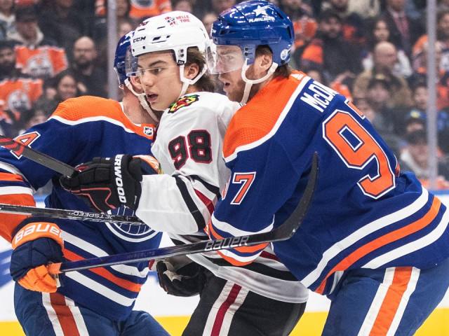 McDavid’s Oilers beat Bedard’s Blackhawks, extend win streak to eight