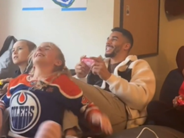 Oilers' Kane helps good friend Cecily prepare Kids with Cancer Society House for Christmas