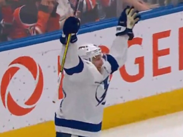 Lightning’s Stamkos bats puck out of midair to tie game vs. Oilers