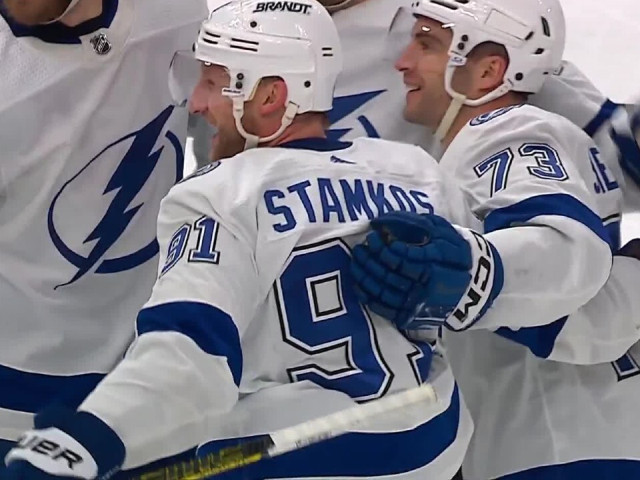Lightning’s Stamkos goes post-and-in to complete 12th career hat trick