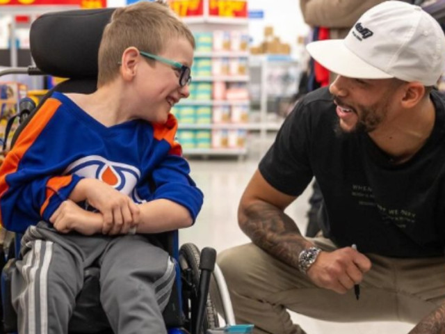 Evander Kane spreads Oilers holiday cheer by buying toys for kids