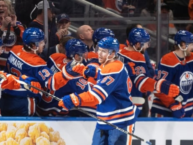 Connor McDavid's 5 points vs. Flyers pushes Oilers star past 900 for career, 5th fastest in NHL history