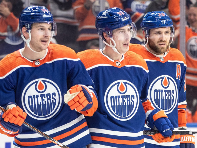 McDavid notches five points, hits milestone as Oilers beat Flyers