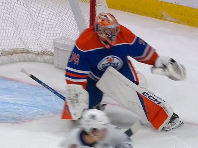 Maple Leafs’ Jones, Oilers’ Skinner exchange incredible saves late in first period