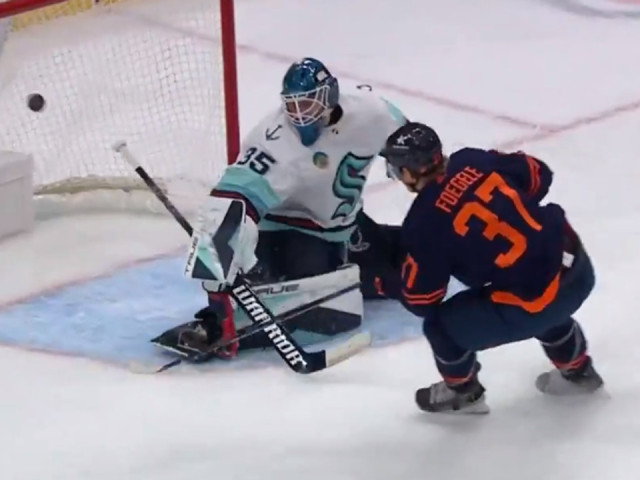 Oilers’ Draisaitl sends a nice backhand feed to Foegele who rips it home